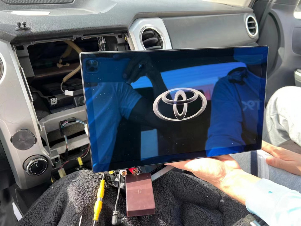 Магнитола для Toyota Tundra 2 2013-2022 - Carmedia ZH-T1306 на Android 12, 8Гб+128Гб, 4G SIM-слот, CarPlay