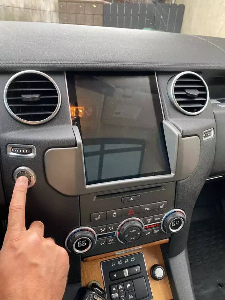 Магнитола для Land Rover Discovery 4 2010-2012 (поддержка штатного меню DENSO) - Carmedia NH-R1005-1, "Тесла-Стиль" монитор 10.4" на Android 13, 8+128Гб, CarPlay (CarPlay)