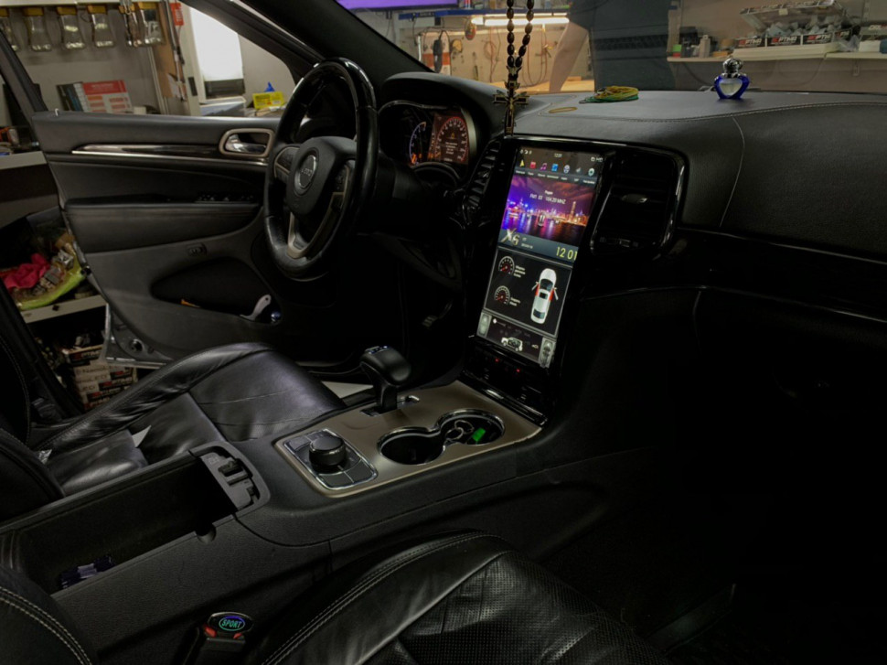 Магнитола для Jeep Grand Cherokee 2013-2021 (цвет шампань) - Carmedia ANS-1823G вертикальный монитор 13.6" в стиле "Тесла" на Android 10, 4ГБ-64ГБ, SIM-слот, CarPlay
