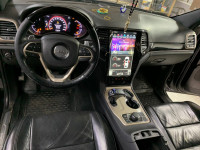 Магнитола для Jeep Grand Cherokee 2013-2021 (цвет шампань) - Carmedia ANS-1823G вертикальный монитор 13.6" в стиле "Тесла" на Android 10, 4ГБ-64ГБ, SIM-слот, CarPlay
