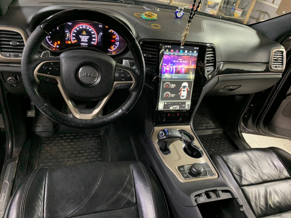 Магнитола для Jeep Grand Cherokee 2013-2021 (цвет шампань) - Carmedia ANS-1823G вертикальный монитор 13.6" в стиле "Тесла" на Android 10, 4ГБ-64ГБ, SIM-слот, CarPlay