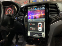 Магнитола для Jeep Grand Cherokee 2013-2021 (цвет шампань) - Carmedia ANS-1823G вертикальный монитор 13.6" в стиле "Тесла" на Android 10, 4ГБ-64ГБ, SIM-слот, CarPlay