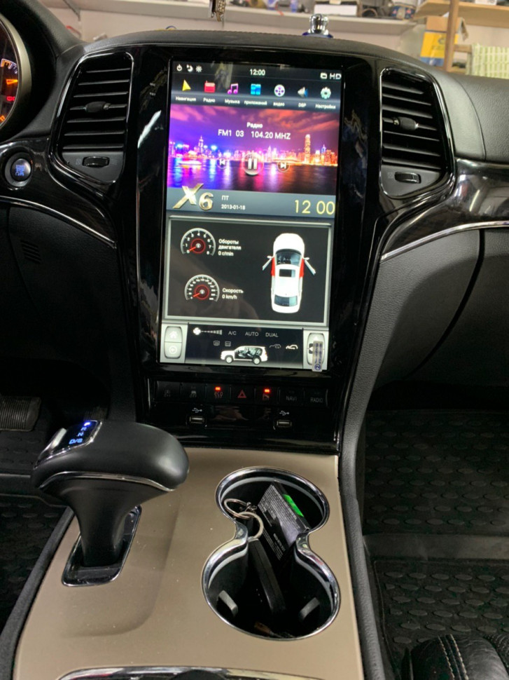 Магнитола для Jeep Grand Cherokee 2013-2021 (цвет шампань) - Carmedia ANS-1823G вертикальный монитор 13.6" в стиле "Тесла" на Android 10, 4ГБ-64ГБ, SIM-слот, CarPlay