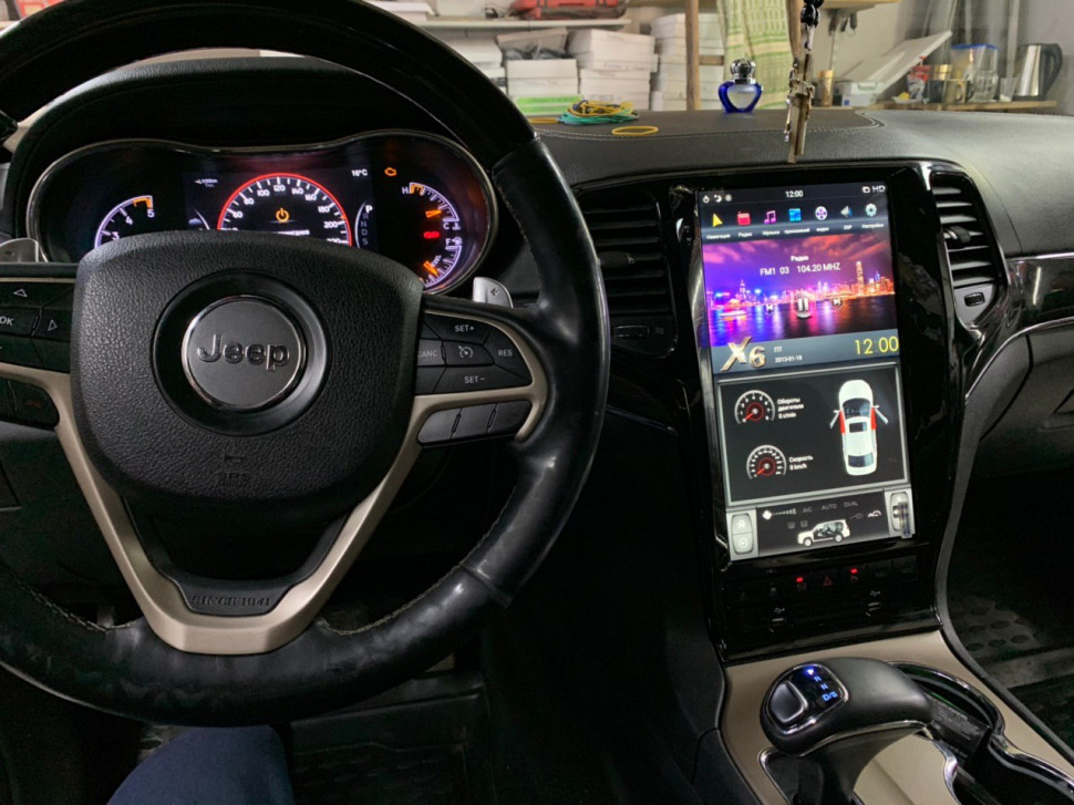 Магнитола для Jeep Grand Cherokee 2013-2021 (цвет шампань) - Carmedia ANS-1823G вертикальный монитор 13.6" в стиле "Тесла" на Android 10, 4ГБ-64ГБ, SIM-слот, CarPlay