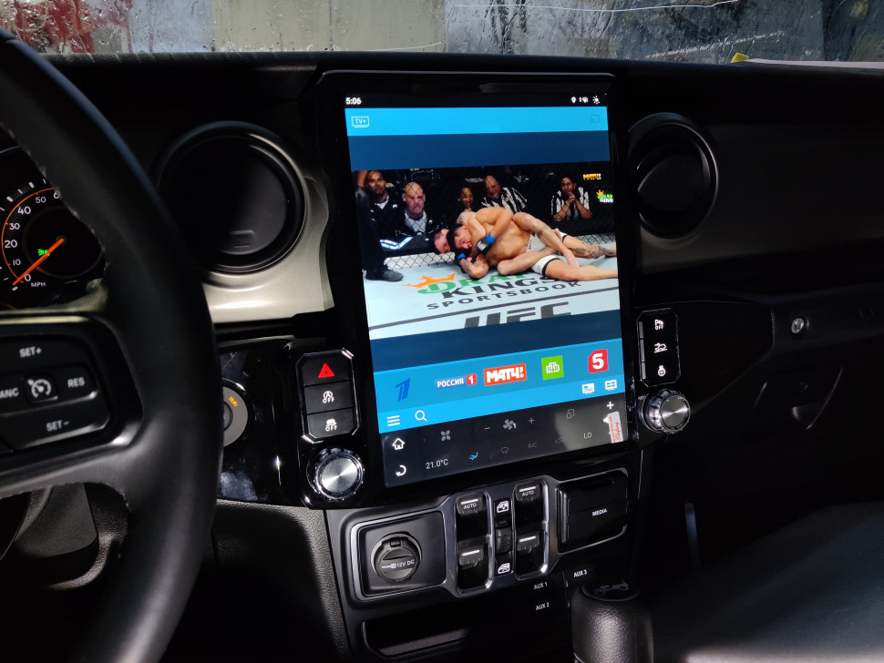 Магнитола для Jeep Wrangler 2018+ - Carmedia ZF-1315-GE вертикальный экран в стиле "Тесла" Android 13, 8ГБ-128ГБ, SIM-слот, CarPlay